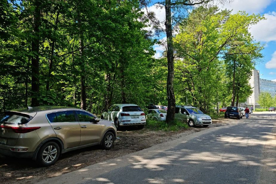 Возле ФЭИ не хватает парковочных мест
