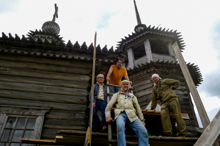 Сергей Павлюшин (вверху) и Александр Панкратов (внизу) на реставрации часовни. 2020 год