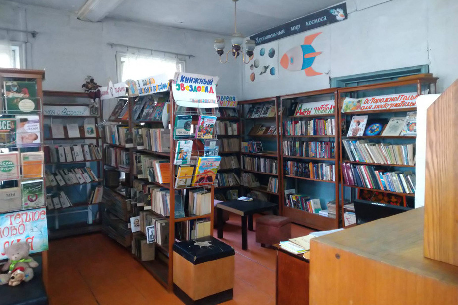 Книжные полки в библиотеке