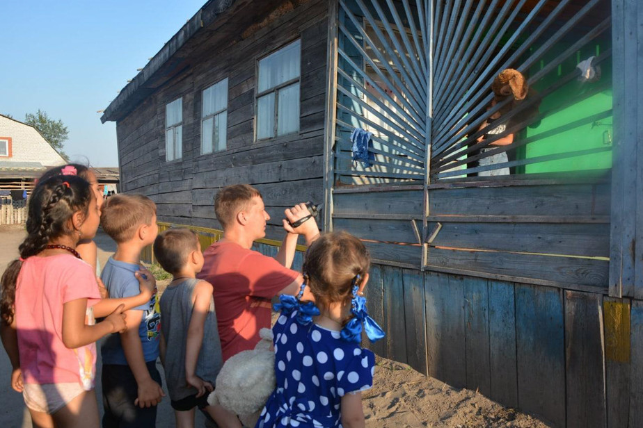 Евгений Малышев во время съемки фильма про массовую драку в Чемодановке