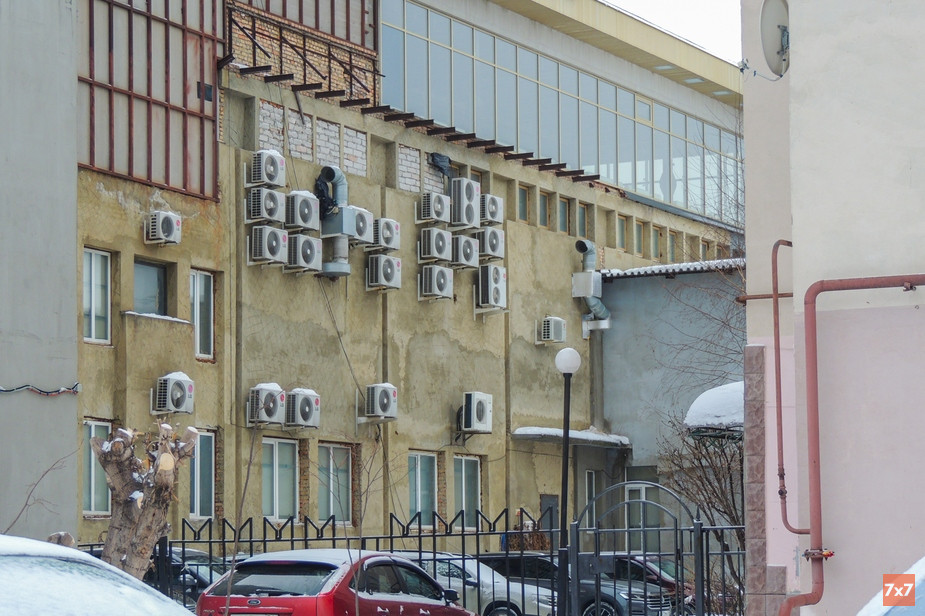 Стена ТЦ «Арбат» во дворе