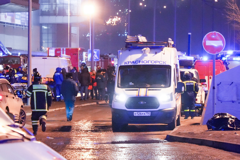 Сотрудники экстренных служб у «Крокус Сити Холл». Фото: пресс-служба губернатора Московской области