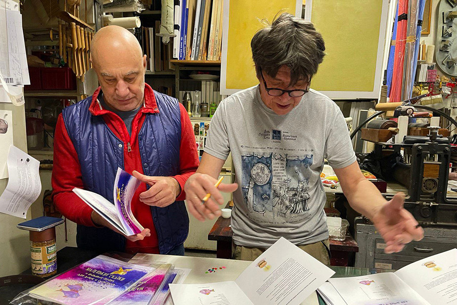 Главный режиссер Андрей Трумба и художник Андрей Тен с книгой по историям из проекта «Главная роль»