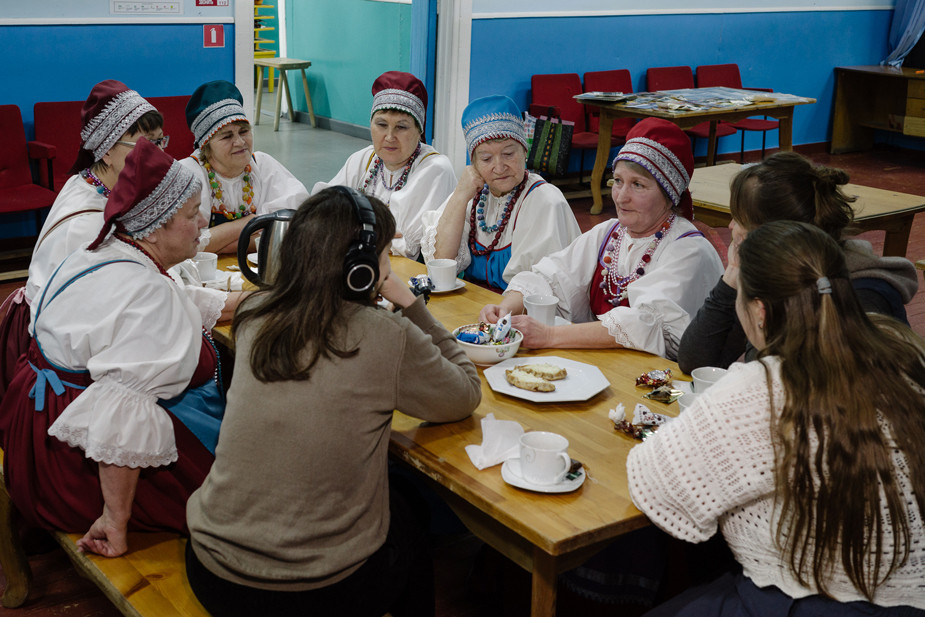Встреча с хором в деревне Юшкозеро, Карелия. Фото: Павел Басин для альманаха «Песни ее стороны»
