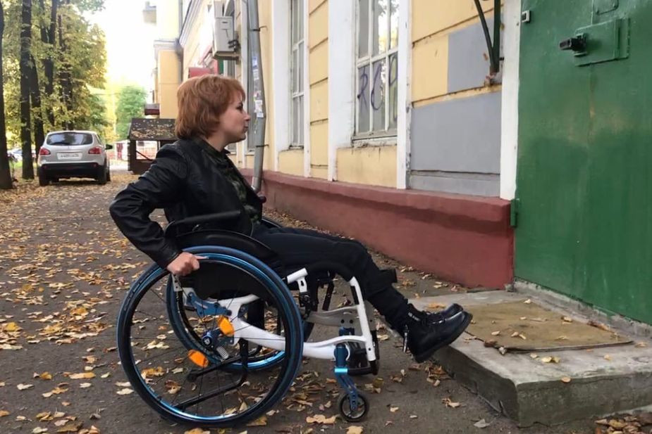 одна из участниц ролика пытается заехать на крыльцо общества инвалидов Красноперекопского района Ярославля