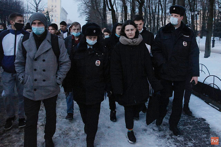 Полицейские в Смоленске сопровождают несовершеннолетнюю Диану