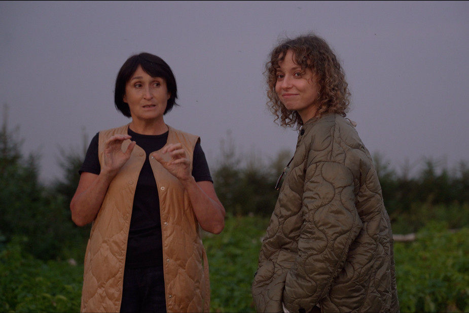 Дарья (справа) берет интервью у этнографа Натальи Макаровой. Фото предоставлено героиней