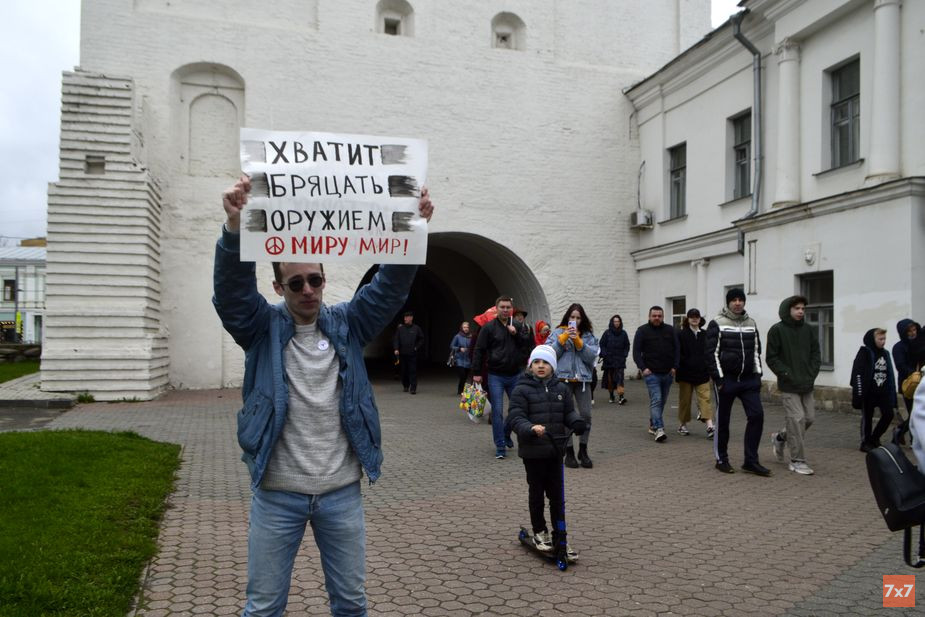 Прохожие по-разному реагировали на антивоенный пикет