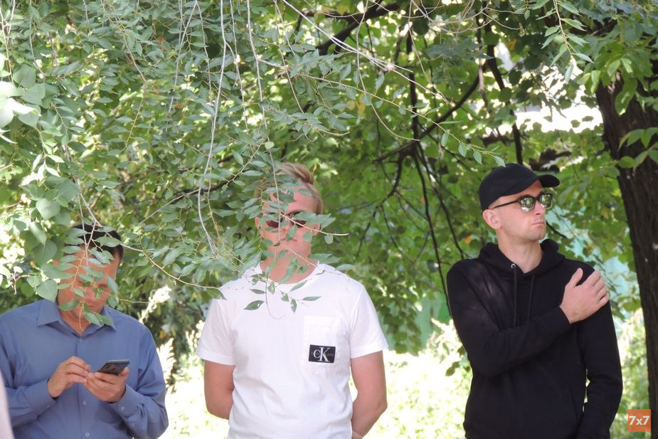 Руководитель пензенской МГЕР Дмитрий Баклашов (в белом) стоял неподалеку от места схода