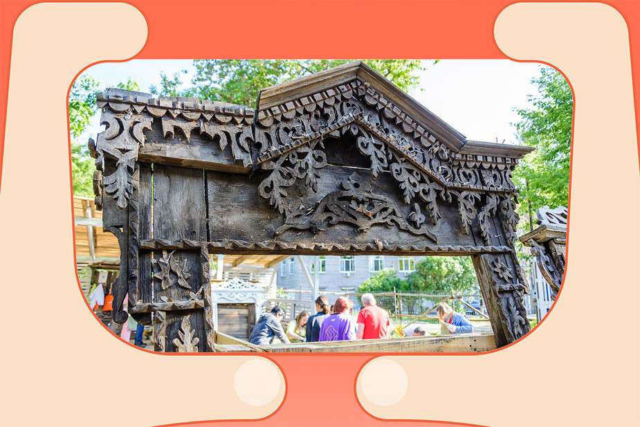 Мастер-класс по очистке наличников. Фото: https://vk.com/tomsawyerfest/