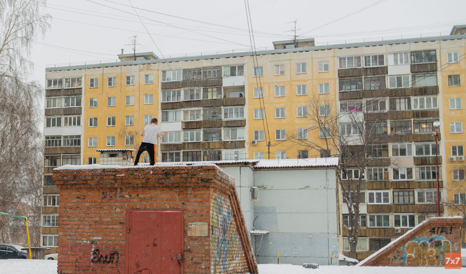 Александр Воронец держал в страхе жителей своего дома по улице Зорге. В один из дней он поймал школьников и заставил их шапками мыть лестницу в подъезде. Фото «7х7»