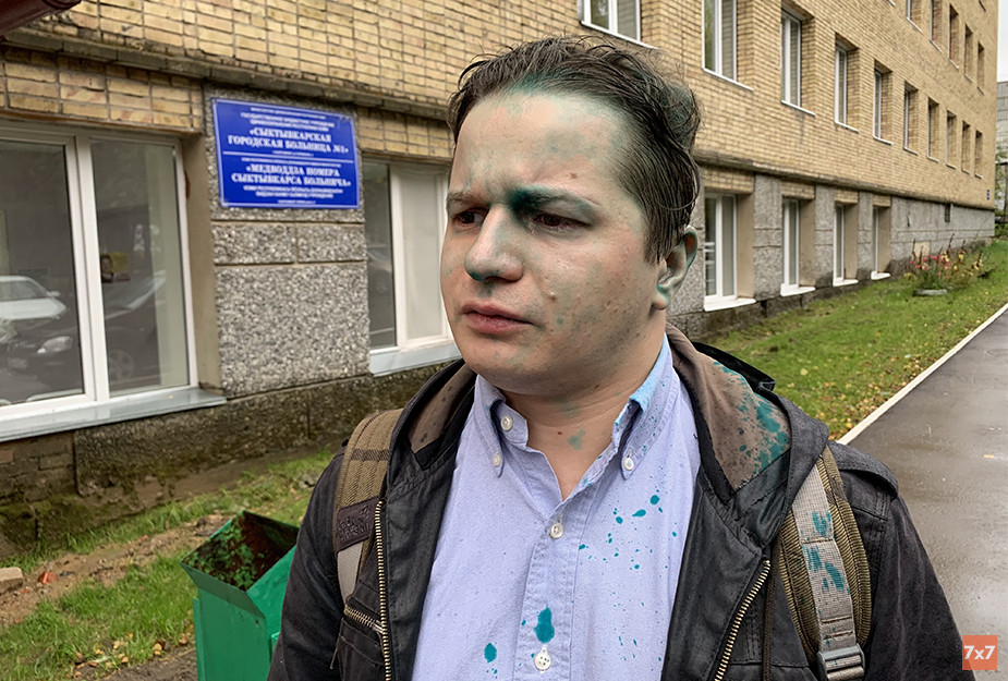 Виктор Воробьев около травмпункта. 13 сентября двое неизвестных прыснули ему в лицо зеленкой
