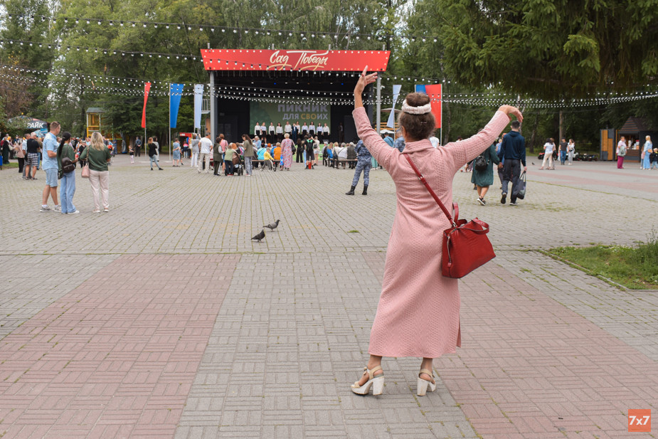 Маргарита Борисовна танцевала одна вдалеке от сцены. Фото «7х7»