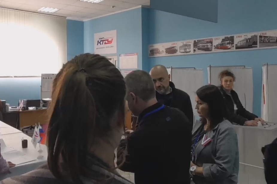 Женщина вбрасывает бюллетени на избирательном участке в Краснодаре. Изображение: Станислав Андрейчук / Telegram