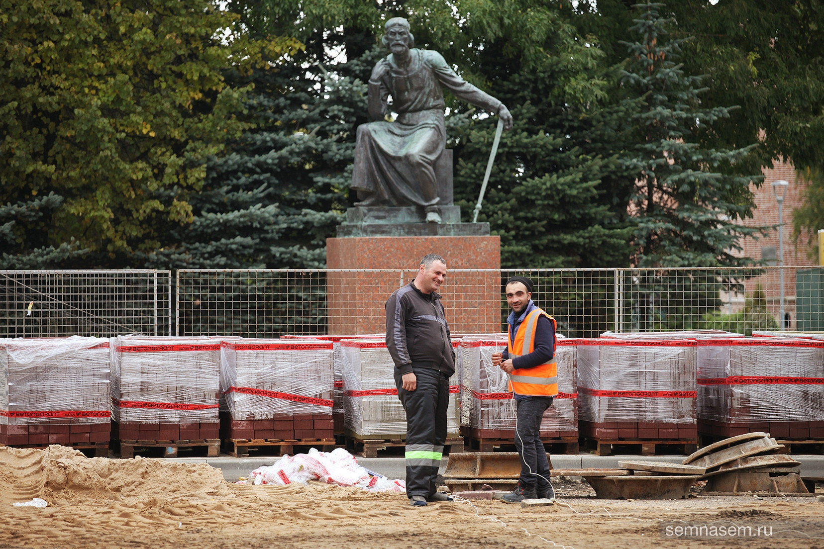 Ремонт улицы Октябрьской Революции перед зданием администрации Смоленска