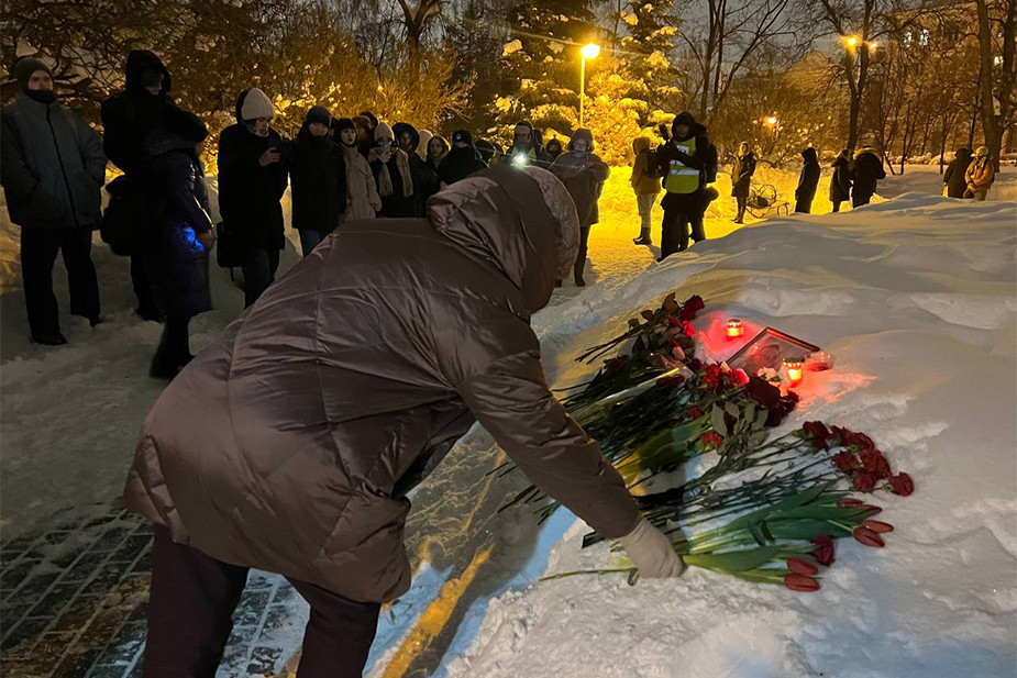 Возложение цветов на снегу в Ленинском саду Казани