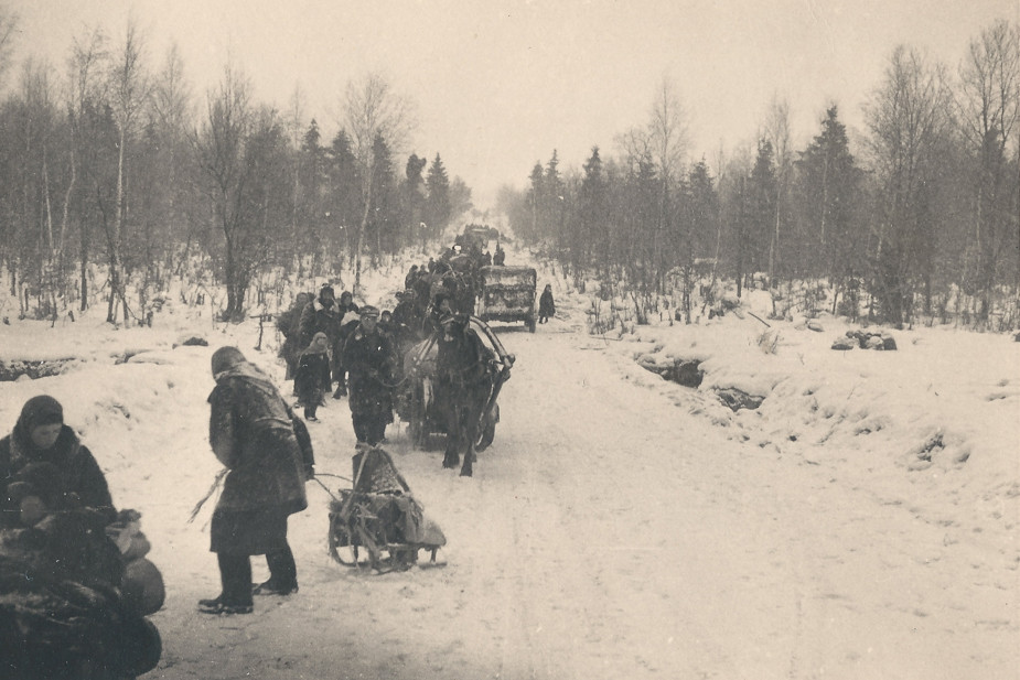 Сотни тысяч гражданских жителей оккупированной территории СССР были вынуждены переселяться из сожженных деревень и городов, спасаться бегством от военных действий, голода и болезней, покидать по приказу оккупационных властей «партизанские» зоны