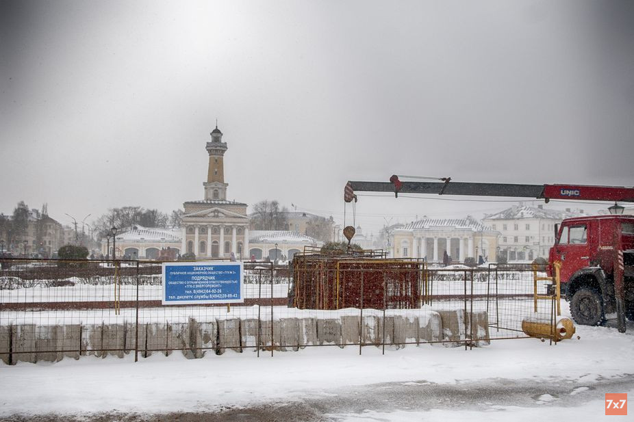 30 января на Сусанинской площади техника выгружала металлические ограждения