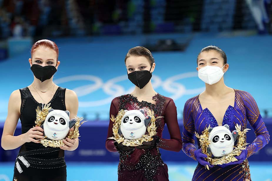 Слева серебряный призерка Александра Трусова, посередине золотая медалистка Анна Щербакова