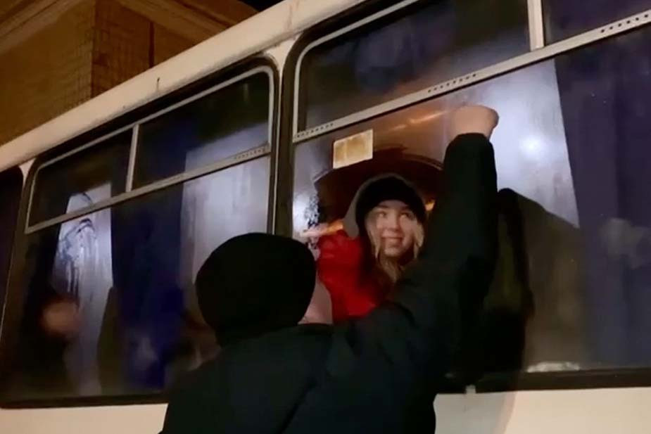 Прощание дочери, которую эвакуируют в Россию, с отцом