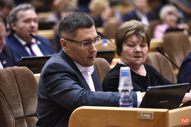 Сергей Артеев на сессии, во время которой мог лишиться поста председателя комитета