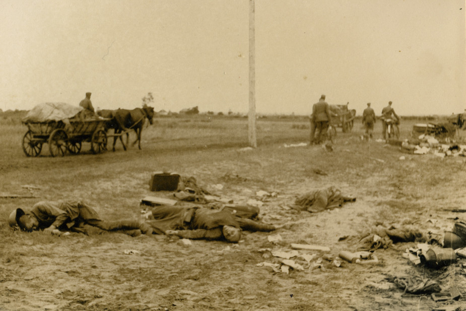 Тела погибших советских солдат на обочине дороги. Непогребенные тела бойцов Красной Армии — нередкий сюжет у солдат-фотографов Вермахта, который может напоминать о низкой ценности жизни и достоинства противника