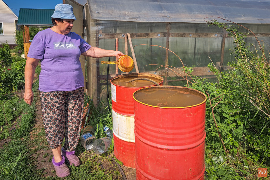 Valentina Bocharova shows what kind of water for the vegetable garden she draws from the well. Photo 7x7