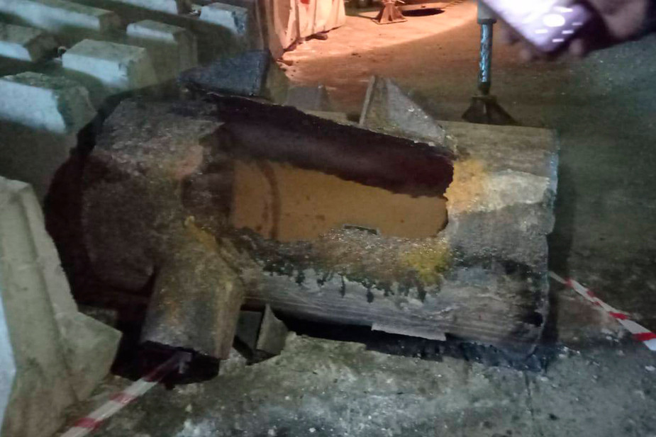 Изношенная труба на месте появившегося гейзера, январь 2024 года