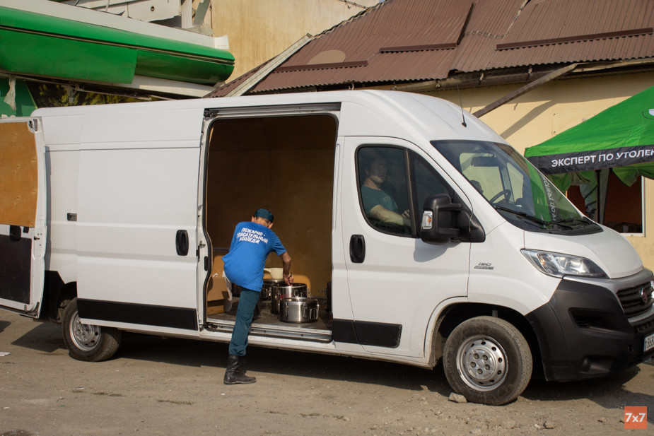 Добровольцы привозили воду и еду для тех, кто разгребал завалы в поисках тел погибших