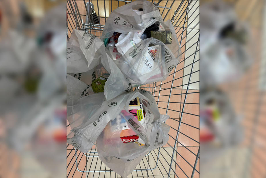 Волонтеры собрали передачу для Андрея и деньги для его семьи. Фото предоставлено «7х7»