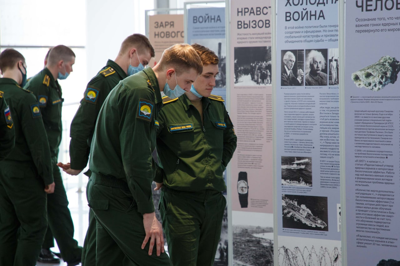 Выставкой заинтересовались курсанты Ярославского военного училища, пришедшие в «Миллениум» на концерт