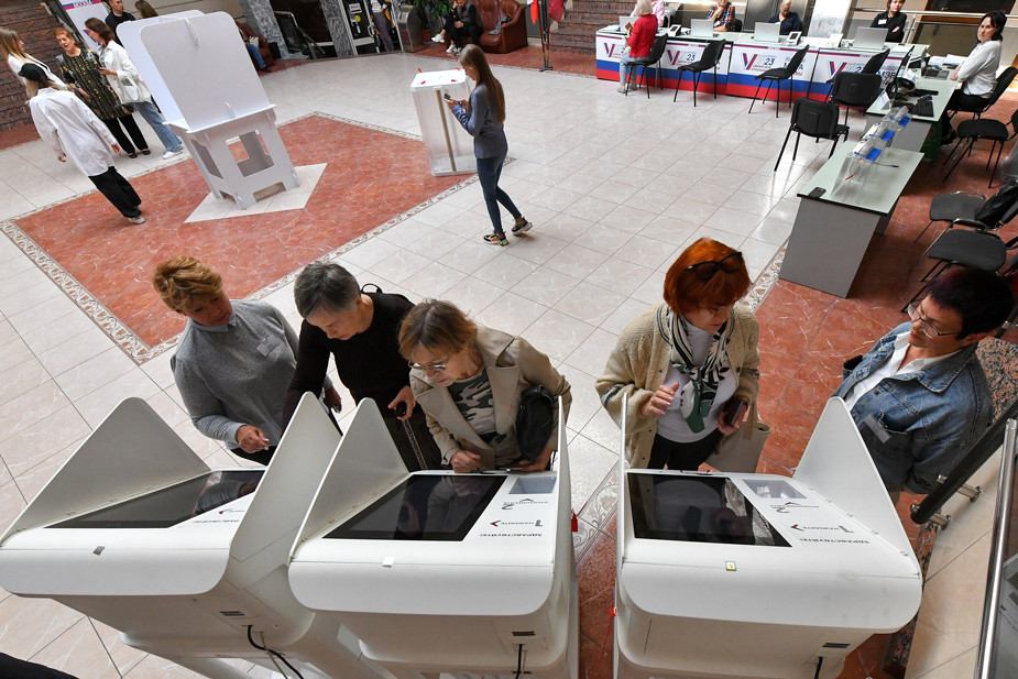 Терминалы для дистанционного электронного голосования на избирательных участках в Москве, 25 августа 2023 года. Фото: Сергей Киселев / АГН «Москва»