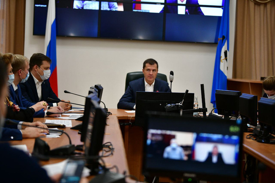 Владимир Волков на общегородском совещании, которое еженедельно проходит в прямом эфире. Благодаря этому горожане могут узнать об основных планах и итогах работы мэрии