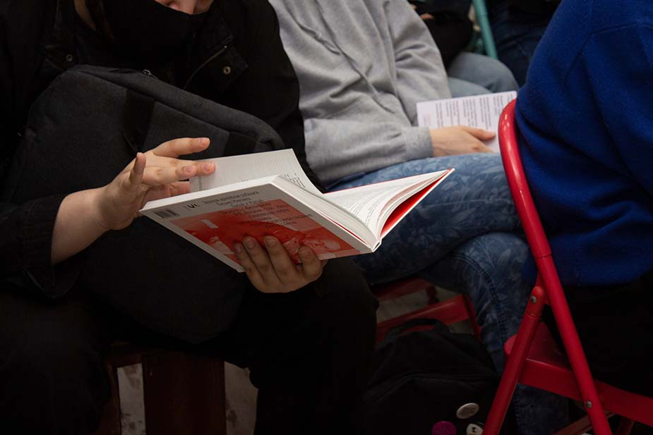 После начала военных действий в Украине в «Перемен» чаще всего продаются три книги: «Неудобное прошлое» Николая Эппле, «Практическая политология. Пособие по контакту с реальностью» Екатерины Шульман и «Как работает пропаганда» Тамары Эйдельман