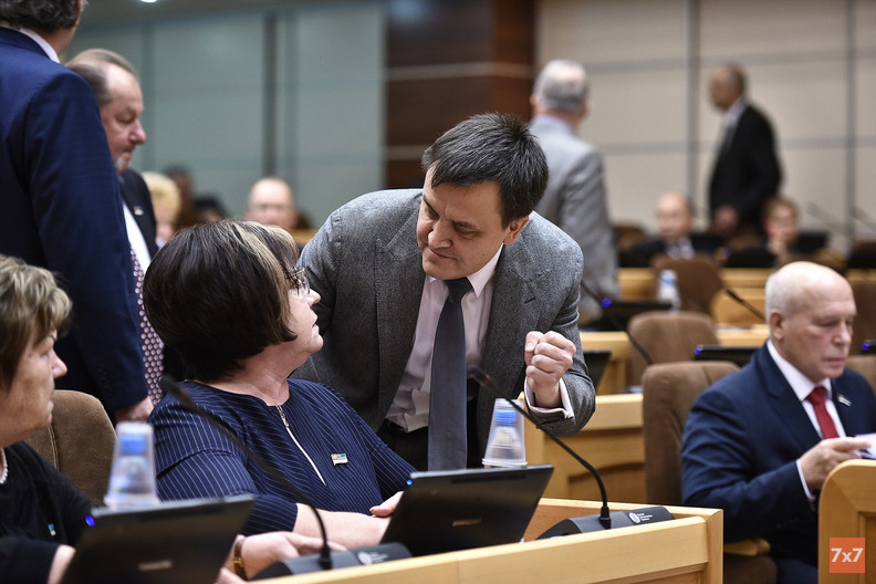 Владимир Морозов перед заседанием Госсовета беседует с депутатами