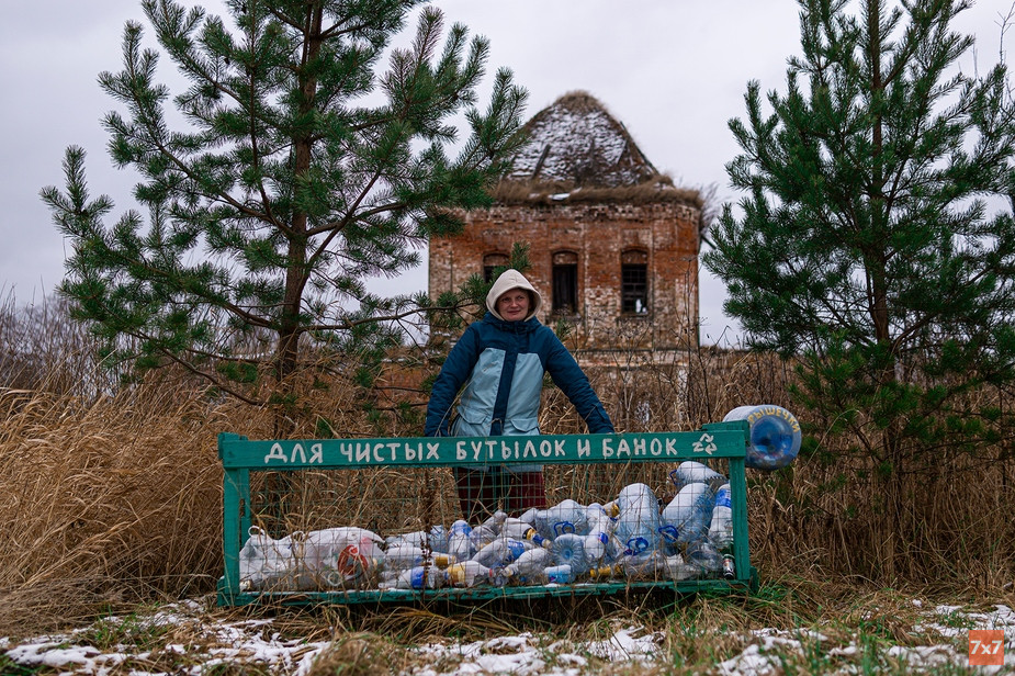На участке Анны есть емкости, куда односельчане могут складывать вторсырье