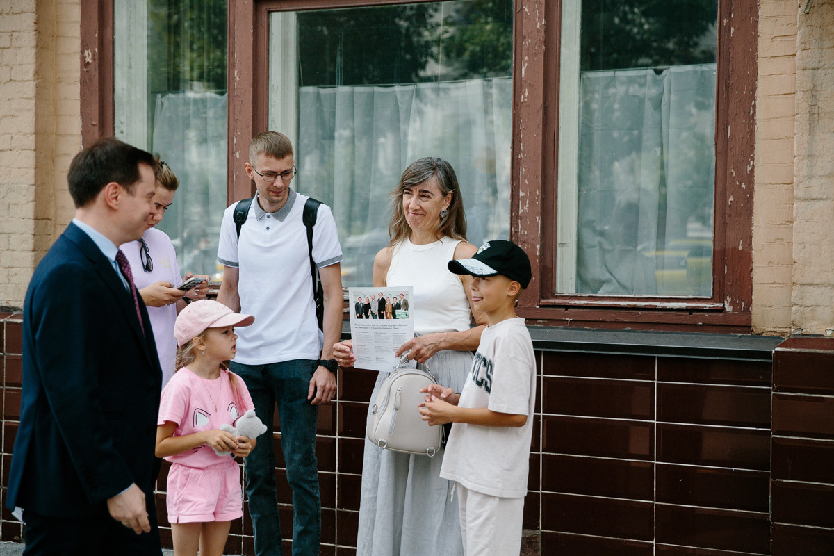 Раздача листовок. Фото: пресс-служба партии «Яблоко»