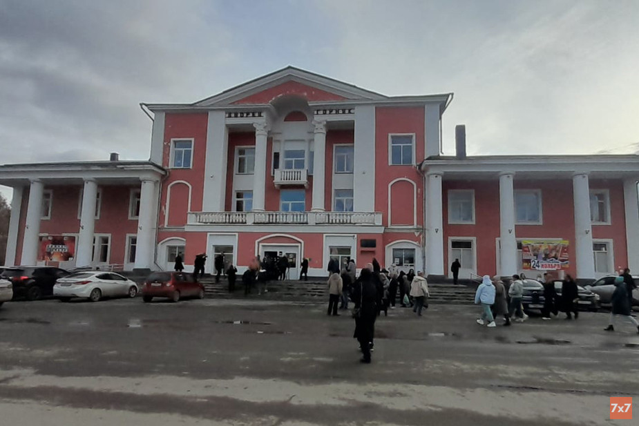 Дом культуры, в котором власти устроили встречу после массовых беспорядков