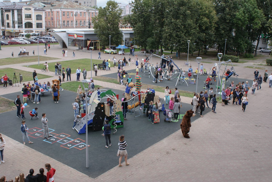 Детская площадка на площади Юности
