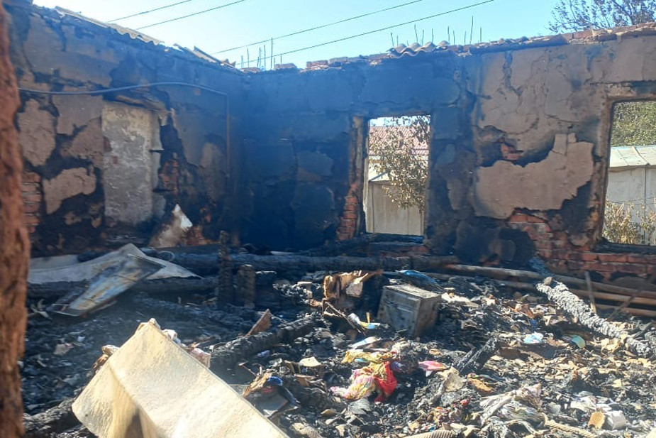 Сгоревший дом семьи Косыгиных в Аксае, Ростовская область. Фото предоставлено героями материала