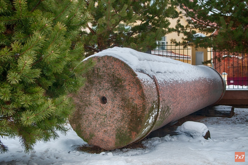 Гранитная колонна от снесенного памятника