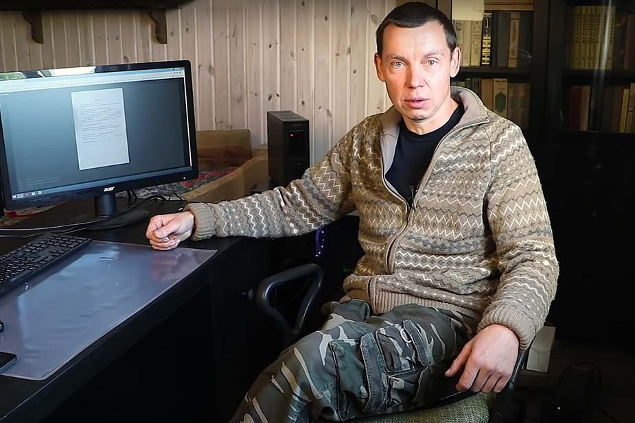 Рабочее место Андрея Тамашова, где он монтирует видео и отвечает подписчикам