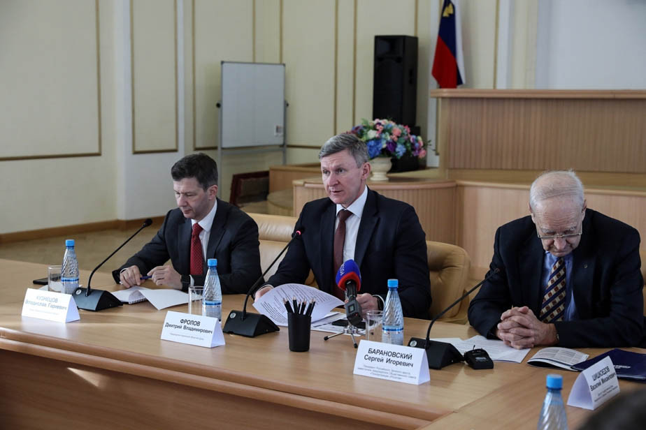 Дмитрий Фролов ( центре)