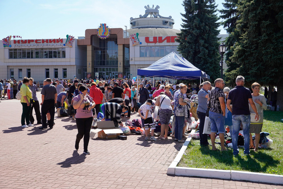 Беженцы из приграничных с Украиной районов Курской области получают гуманитарную помощь, Курск, 16 августа 2024