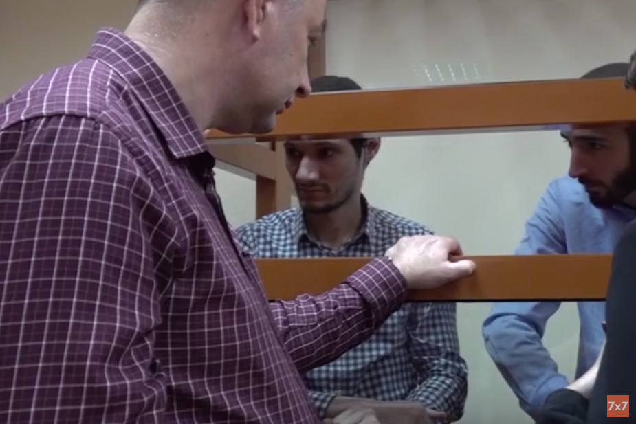 Артур Кадиев (в центре)