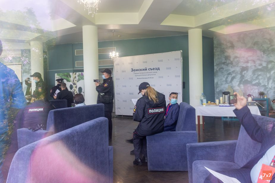 Полицейские внутри гостиницы составляют протоколы