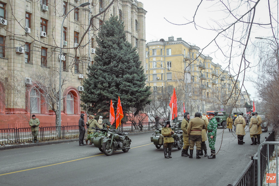 Участники парада в исторической форме