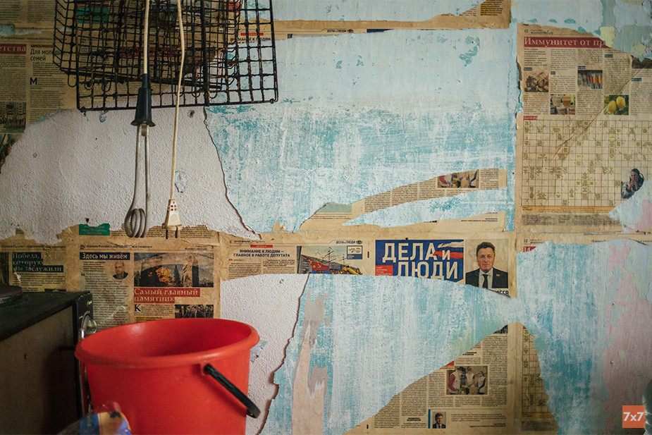Политическими газетами, которые выпускают депутаты, в общежитии на Полярной оклеивают стены. Фото «7х7»