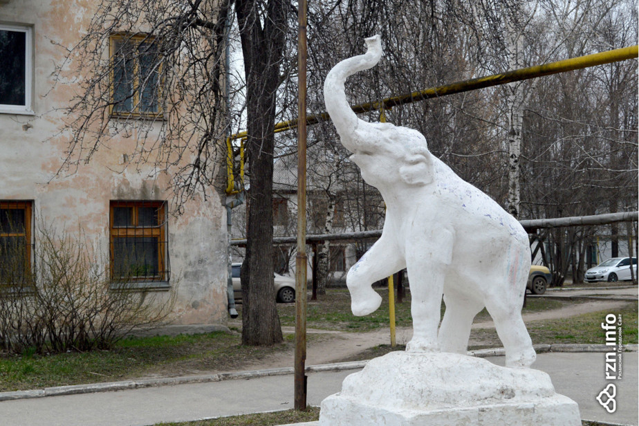 Скульптура слоника до поломки и демонтажа. Фото издания «РЗН.инфо»