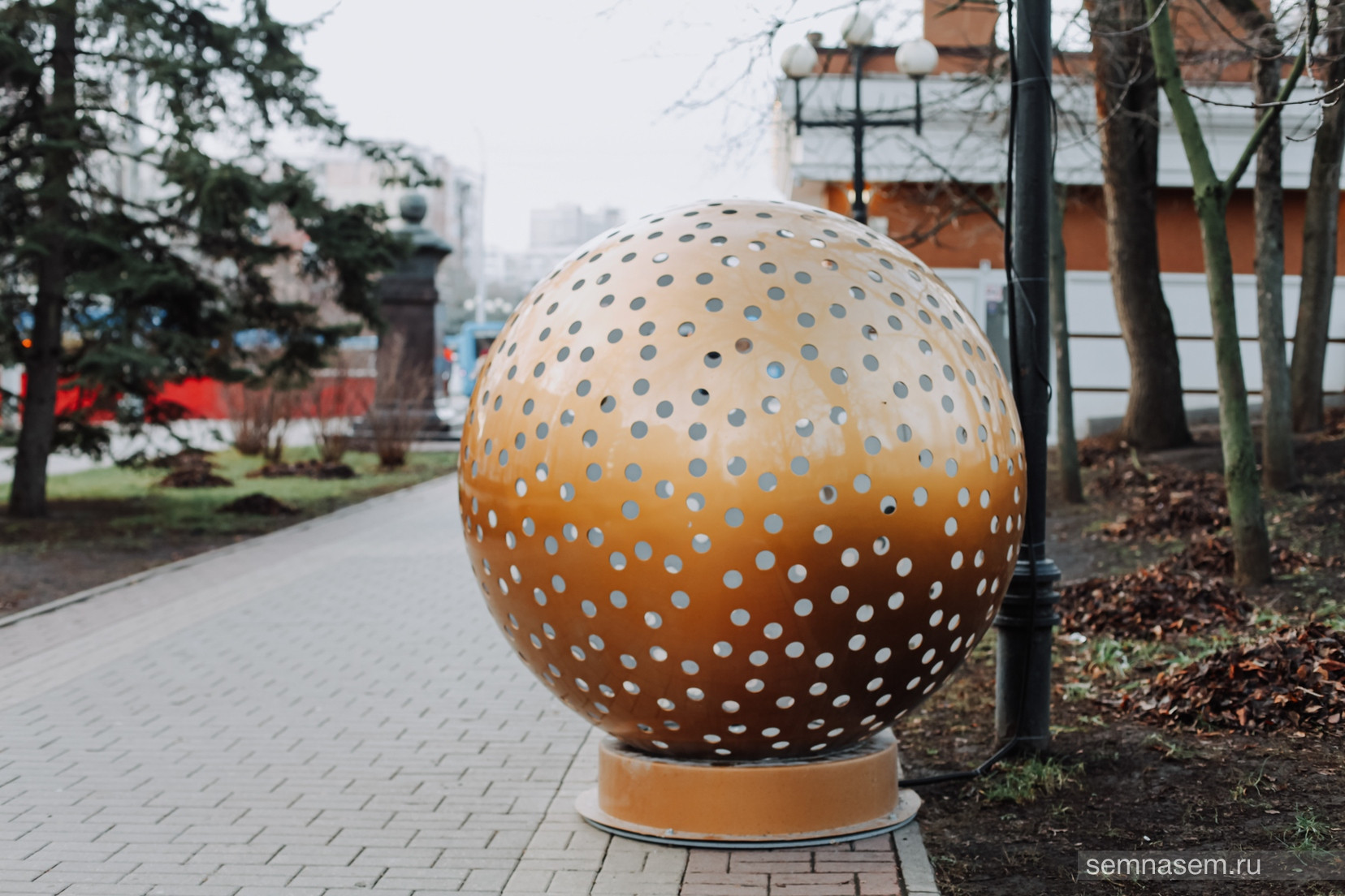 Елочные шары на Свято-Троицком бульваре